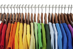 T-shirts en couleur sur cintres